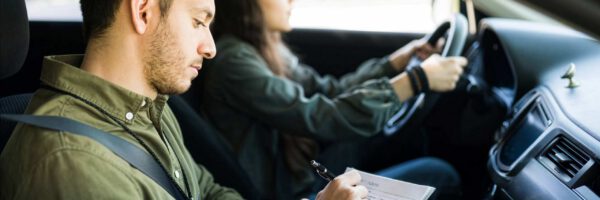Enseignant NEOVA en leçon de conduite avec une élève
