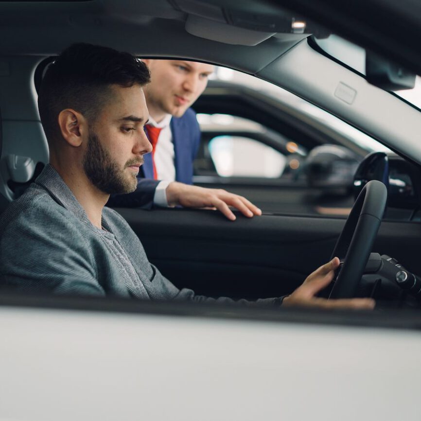 Adulte au volant qui écoute les explications de son accompagnateur