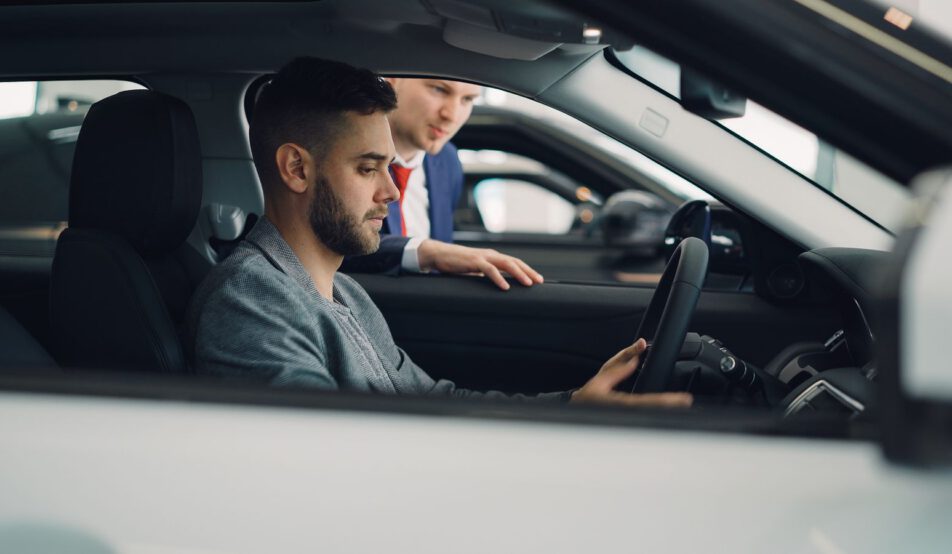Adulte au volant qui écoute les explications de son accompagnateur