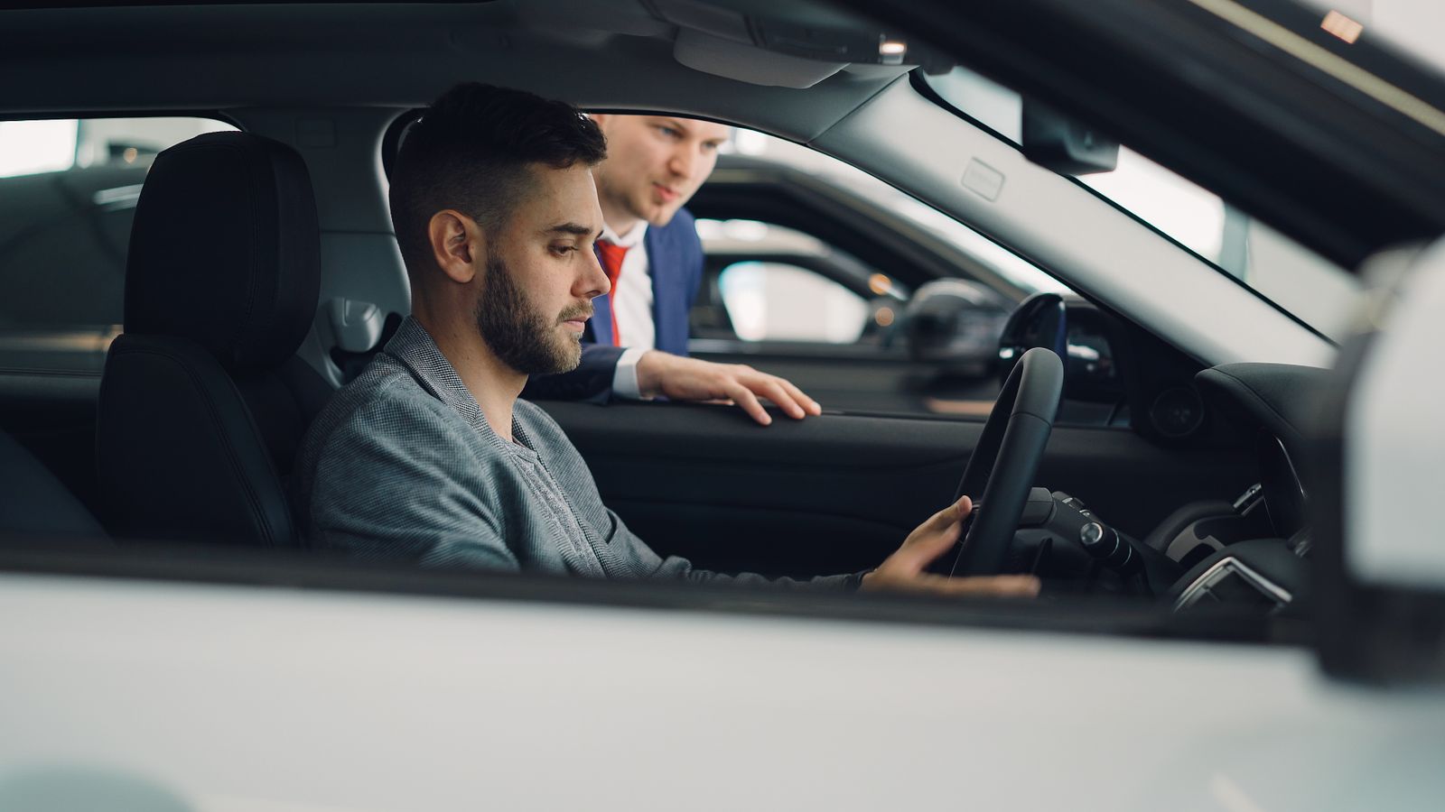 Adulte au volant qui écoute les explications de son accompagnateur