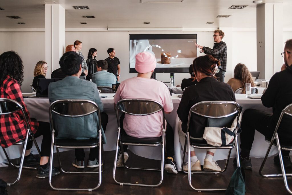 Cours de code en salle avec un enseignant